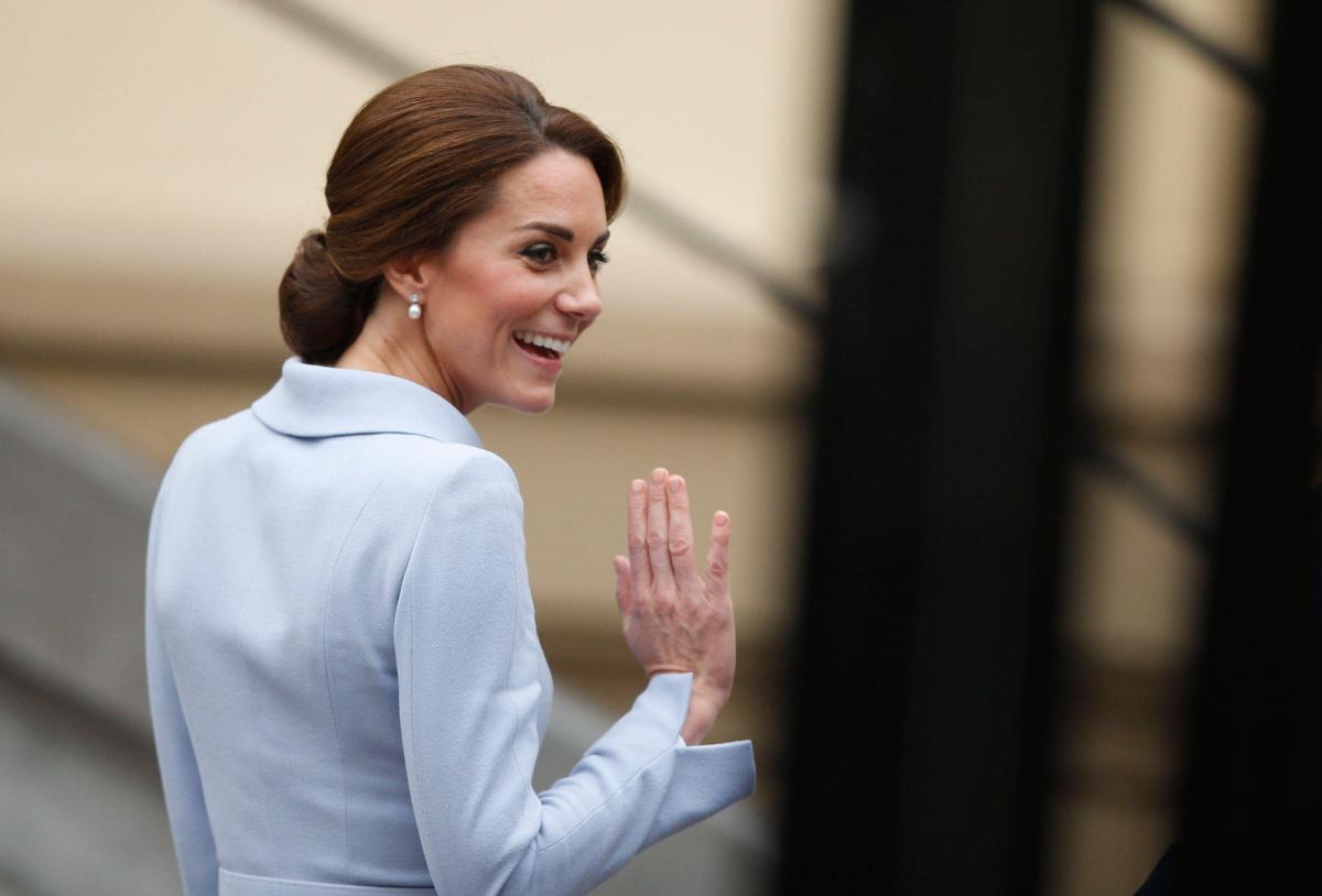 ''Efekt księżnej Kate''. Arystokratka w sukienkach z sieciówek