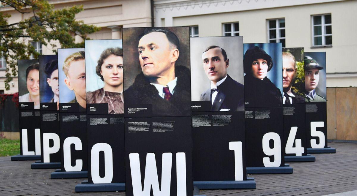 Twarze ofiar obławy augustowskiej na wystawie w centrum Warszawy. "Przywracanie pamięci"