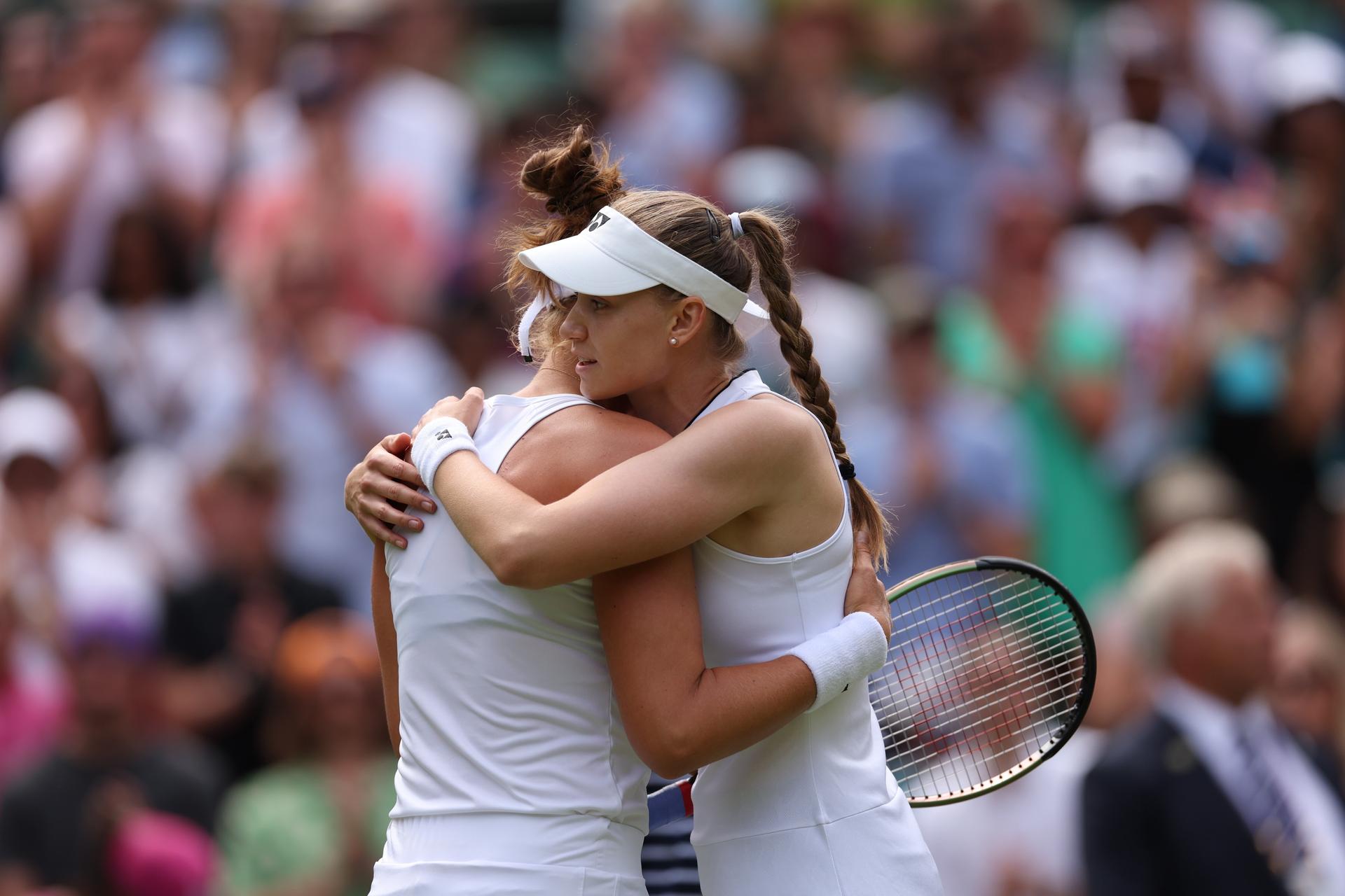 Wimbledon 2023: Jelena Rybakina w ćwierćfinale. Szybki krecz rywalki, nie zabrakło łez 