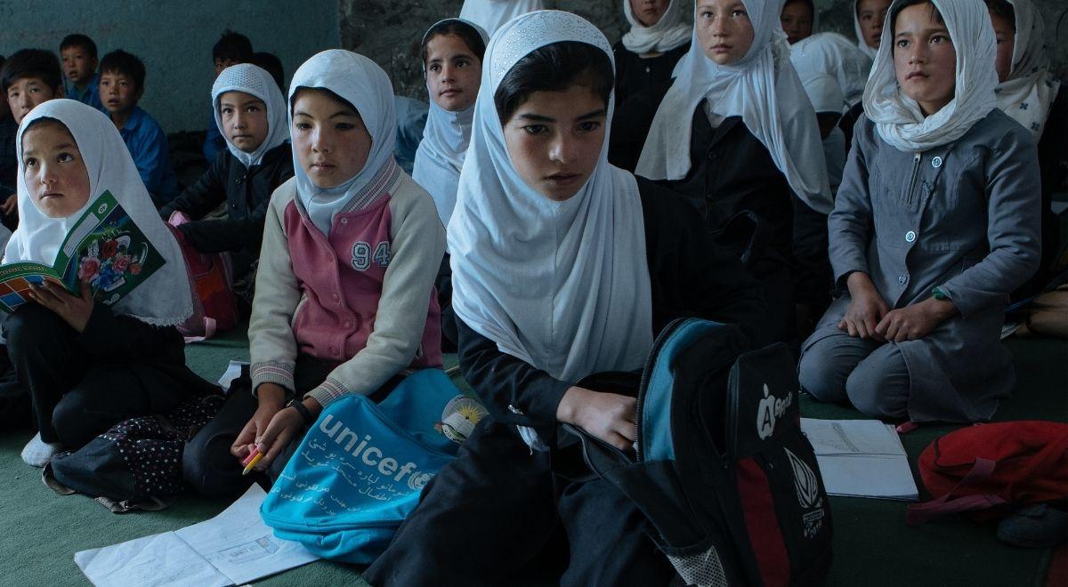 Afganistan: nauka w szkołach została wznowiona, ale mężczyźni i kobiety są rozdzieleni