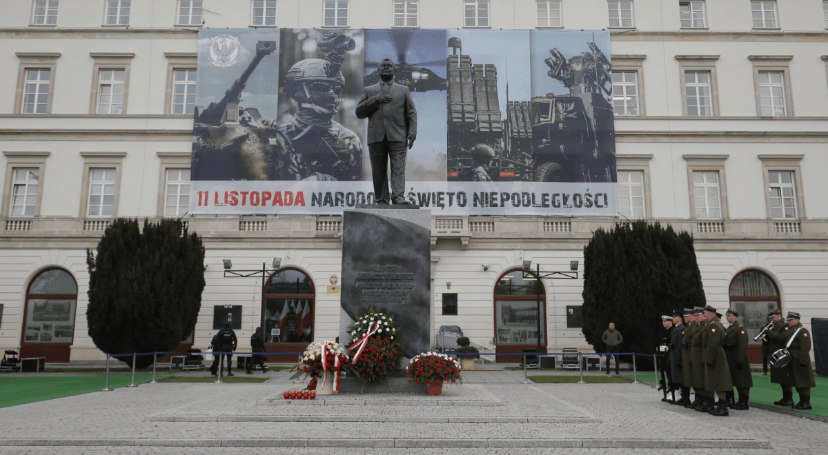 Społeczne obchody Święta Niepodległości w Warszawie. Połączono je z miesięcznicą katastrofy smoleńskiej