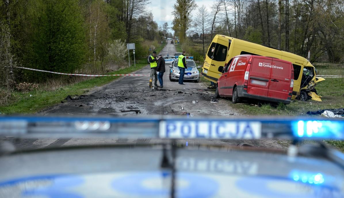 Wypadek busa pod Kazimierzem Dolnym. Jedna osoba nie żyje, 11 jest rannych 