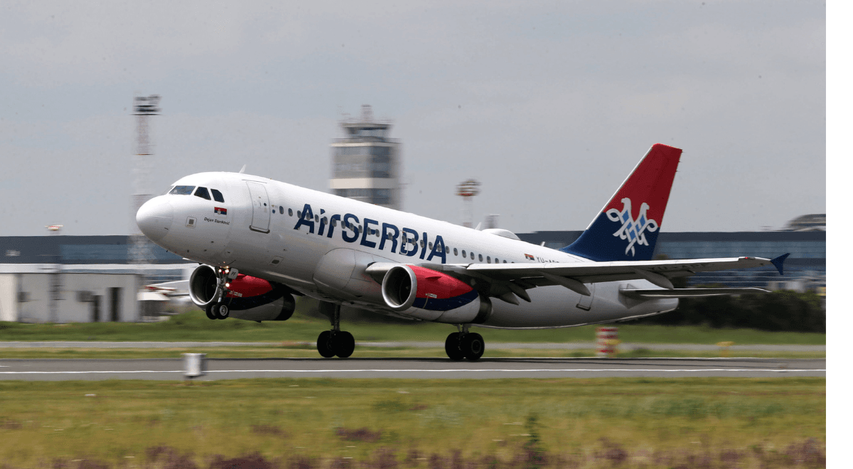 Samolot Air Serbia z dziurą w kadłubie. Przez godzinę krążył nad Belgradem