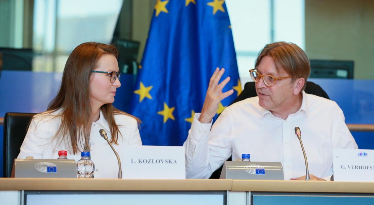 Ludmiła Kozłowska i Guy Verhofstadt krytykują polski rząd w Parlamencie Europejskim