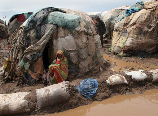 Kobieta przed swym tradycyjnym etiopskim domem, zwanym tukul, w obozie Hartesheik IDP 29 kwietnia 2005r. Rejon między Somalią i Jemenem został nawiedzony przez trwające tydzień ulewne deszcze. Etiopia jest jednym z 18 najbiedniejszych krajów, które zostaną objęte unieważnieniem długów i pomocą dla Czarnego Lądu. 