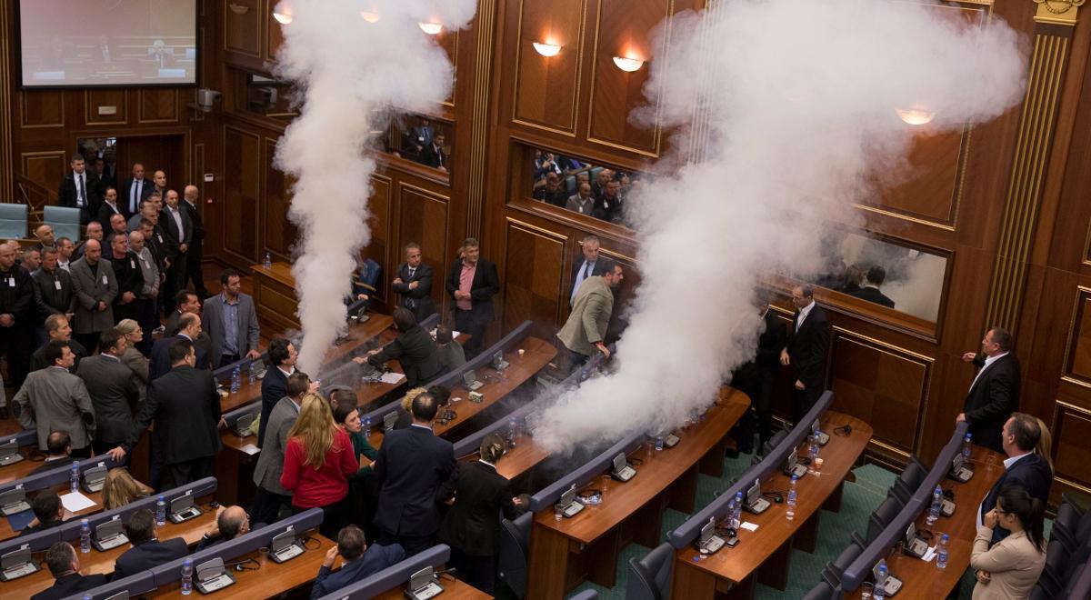 Kosowo: znów gaz łzawiący w parlamencie. Opozycja domaga się odstąpienia rządu od umowy z Serbią