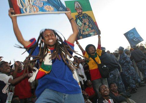 Rastafarianie tańczą wywijając portretami cesarza Hajle Selasje 2 lutego 2005 w stolicy Etiopii, Addis Abebie podczas koncertu dla uczczenia 60. rocznicy urodzin króla raggae Boba Marley'a. Marley zdobył światową sławę swoją muzyką i przyczynił się do popularyzacji rastafarianizmu - religii oddającej boską cześć zmordowanemu w 1974 roku cesarzowi E