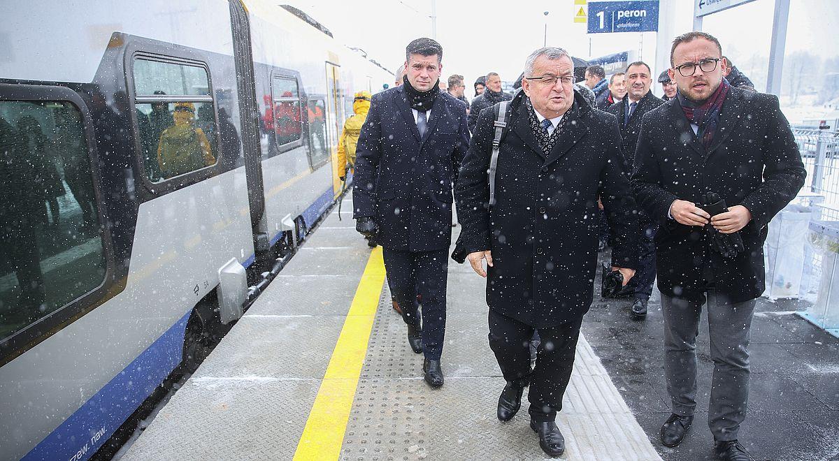 "Wysiłek kolejarzy jest dostrzegany przez pasażerów". Minister Adamczyk otworzył nowy przystanek 