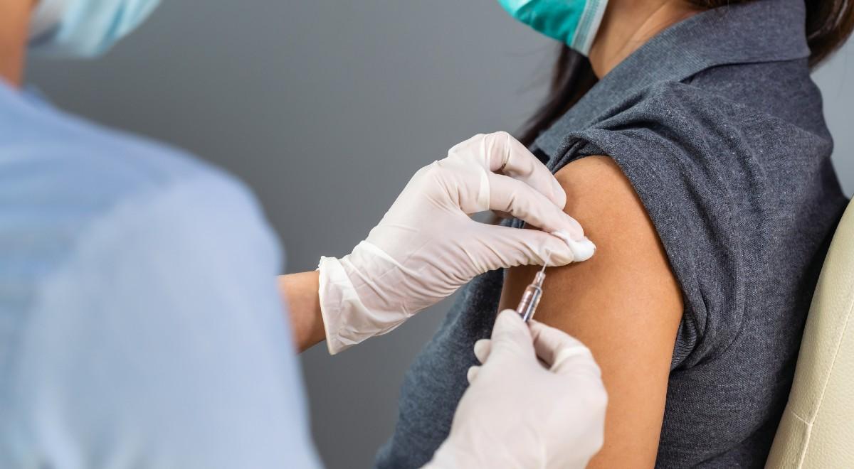 Dłuższe odstępy między dawkami szczepionki przeciw COVID-19. Jest komunikat Ministerstwa Zdrowia
