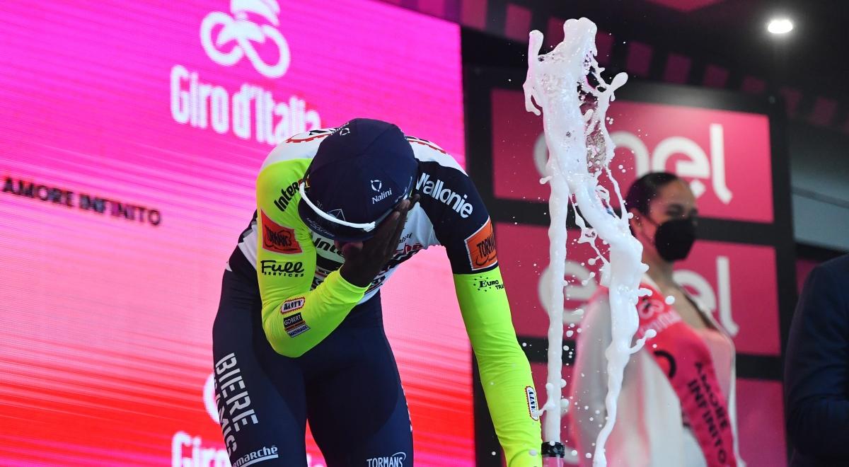 Giro d'Italia: niebezpiecznie na podium. Biniam Girmay trafiony korkiem od szampana