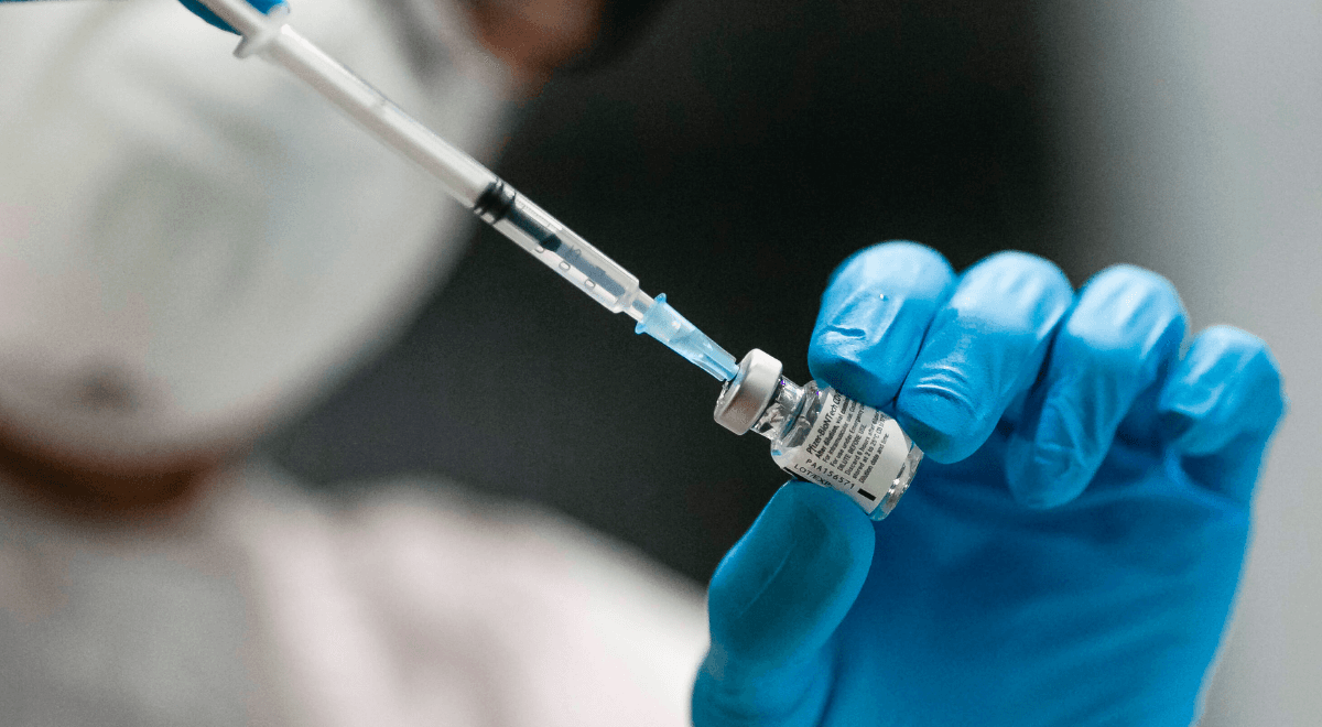 "Luxmed odpowiada za to, że musi wyrzucić 90 dawek szczepionki". Jest oświadczenie ARM