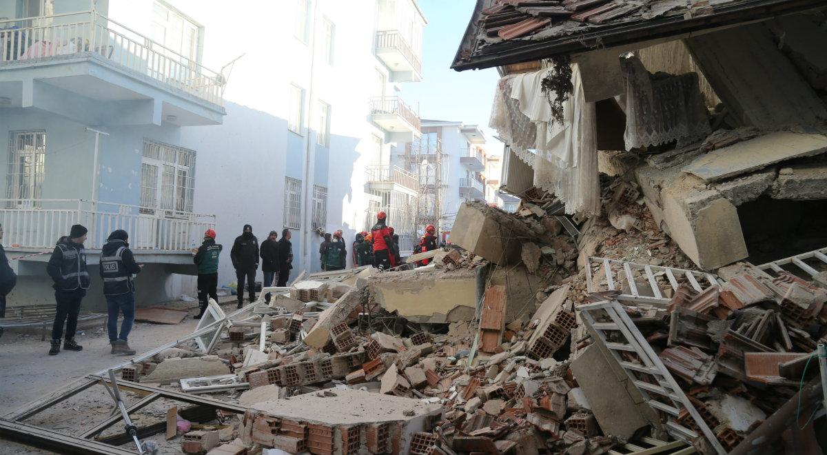 Trzęsienie ziemi w Turcji. Do 22 wzrosła liczba ofiar, trwa akcja ratownicza