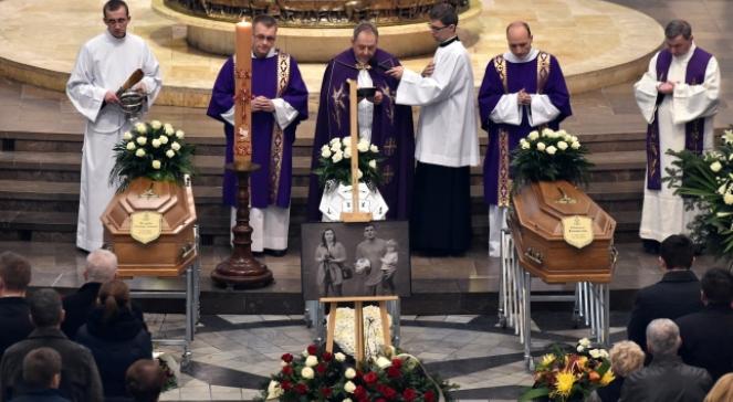 Katowice: uroczystości pogrzebowe tragicznie zmarłej rodziny Kmiecików