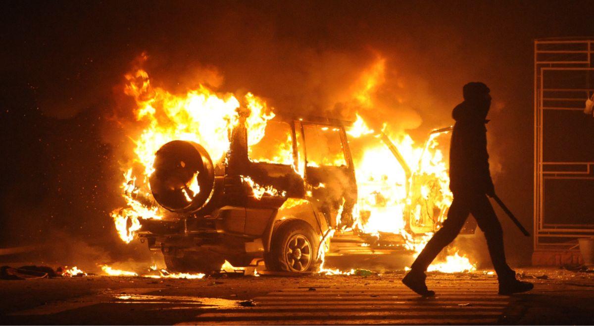 Nocne zamieszki we Francji. Policjanci zaatakowani petardami, spalono kilkadziesiąt pojazdów