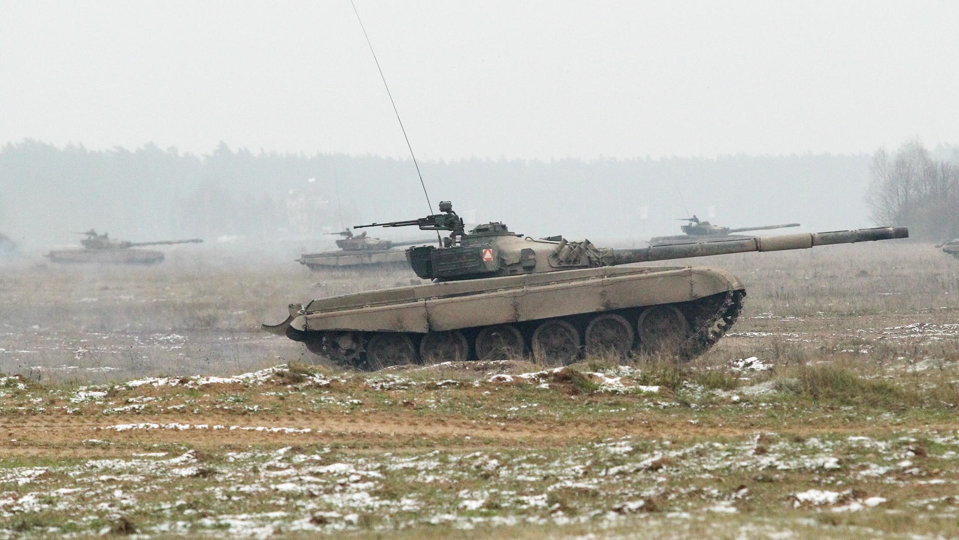 Brytyjskie czołgi pozostaną w Polsce po ćwiczeniach Defender Europe 2022? Wiceminister Heappey tłumaczy