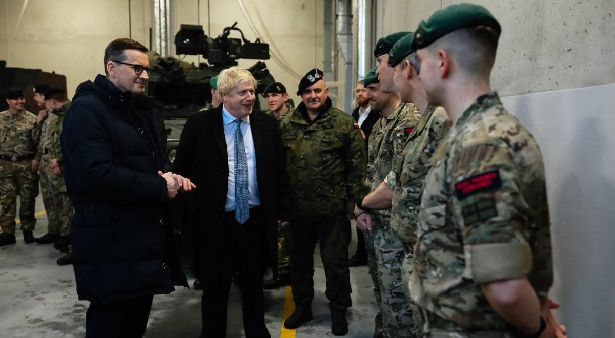 "Siła solidarności". Mateusz Morawiecki i Boris Johnson odwiedzili brytyjskich żołnierzy