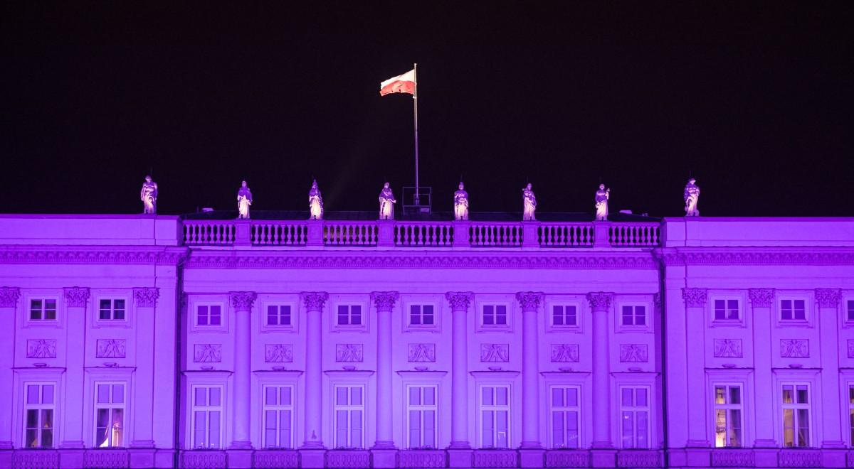 "Znak solidarności". Pałac Prezydencki podświetlony na fioletowo z okazji Światowego Dnia Wcześniaka