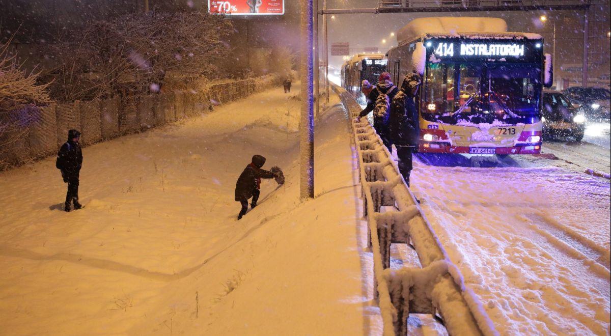 Trudne warunki na Mazowszu. Śnieżyca sparaliżowała ruch na warszawskich drogach