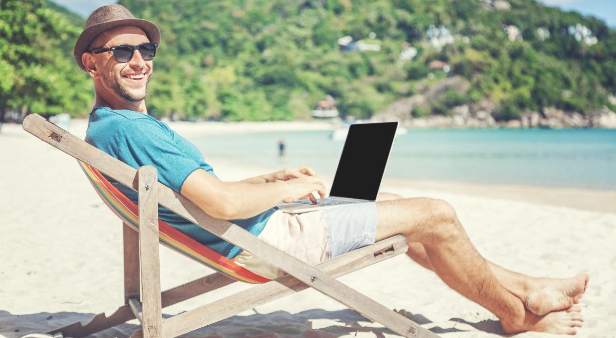 E-usługi przydatne podczas wakacji. Zobacz, z których warto skorzystać