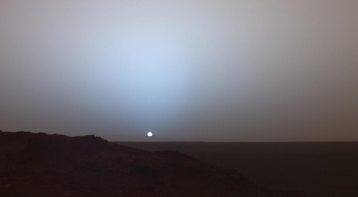 Dlaczego na Marsie Słońce zachodzi na niebiesko?