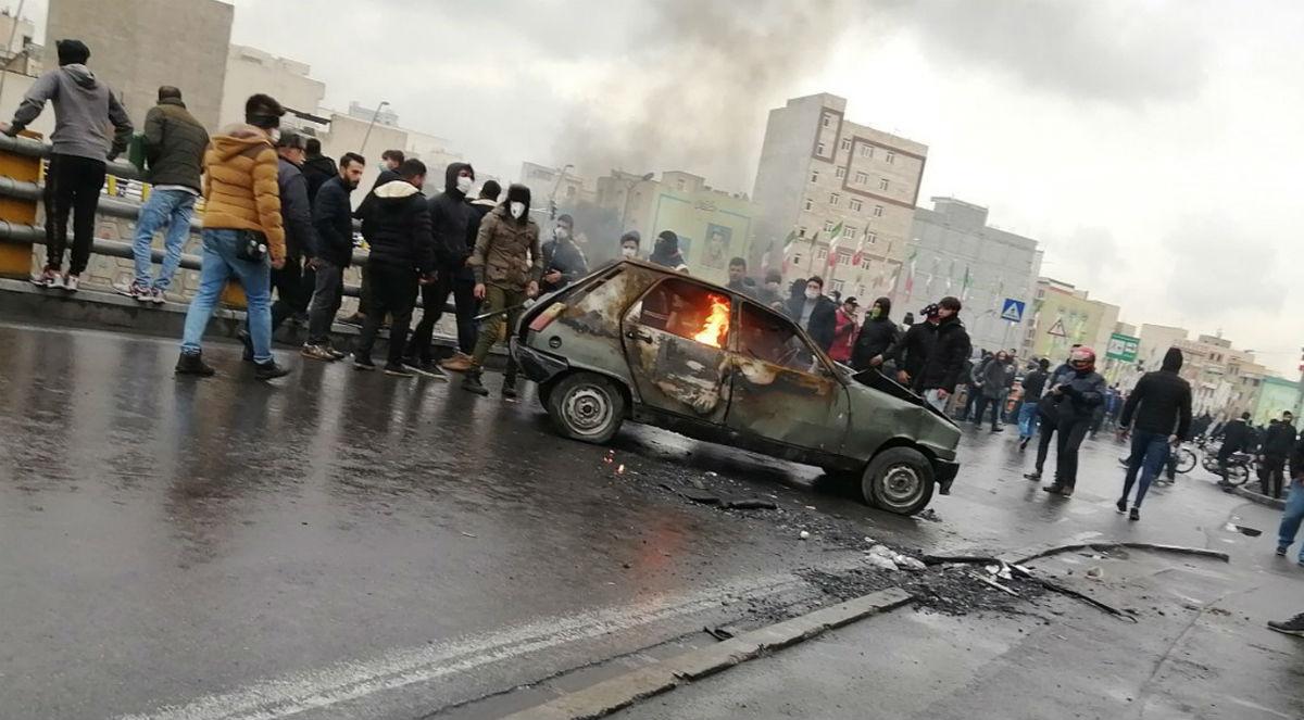 W Iranie protesty po zapowiedzi podwyżek cen paliw. Część przerodziła się w zamieszki