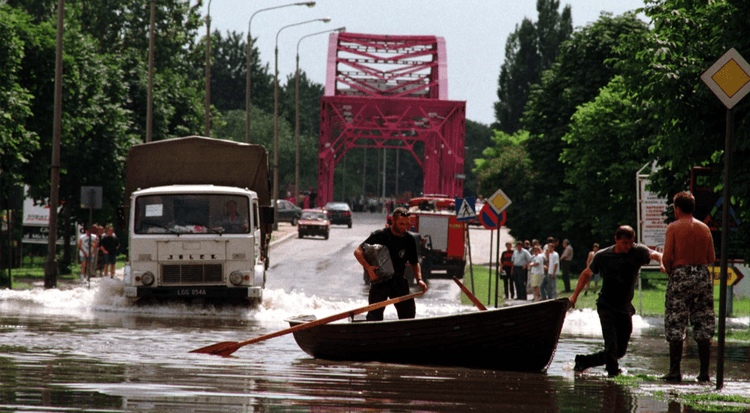 W wyniku powodzi w 1997 roku, ...