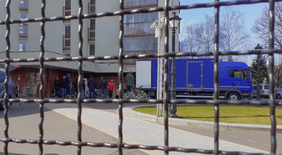Warszawa: Rosjanie pakują się do domu. Ciężarówki na poradzieckim osiedlu