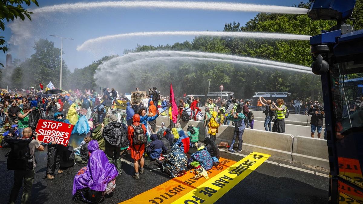 Protest aktywistów klimatycznych w Hadze. Wielki piknik na autostradzie