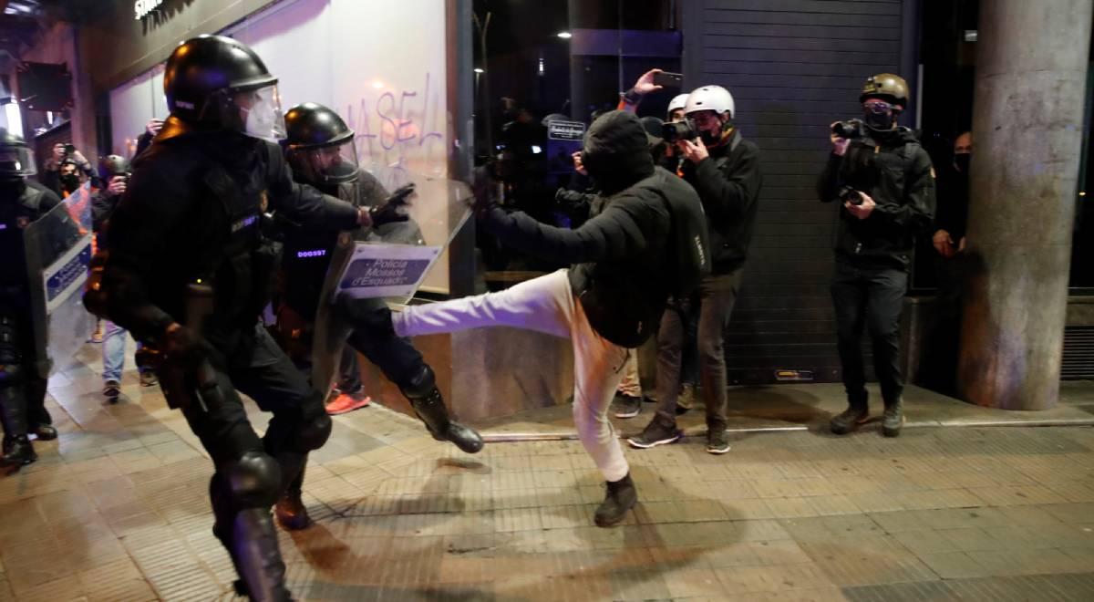 Hiszpania: kolejna fala zamieszek na ulicach Barcelony po uwięzieniu rapera
