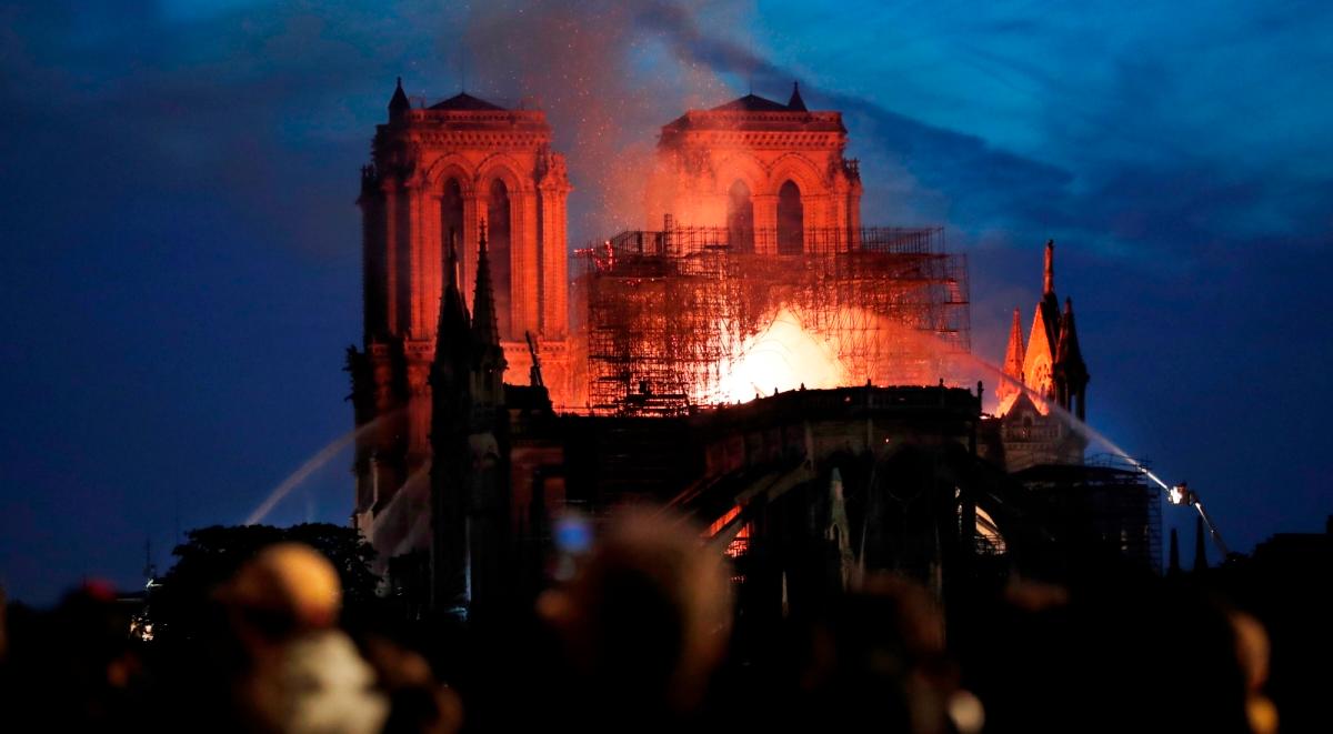Płonie katedra Notre Dame w Paryżu. Wieże i całą strukturę ocalono