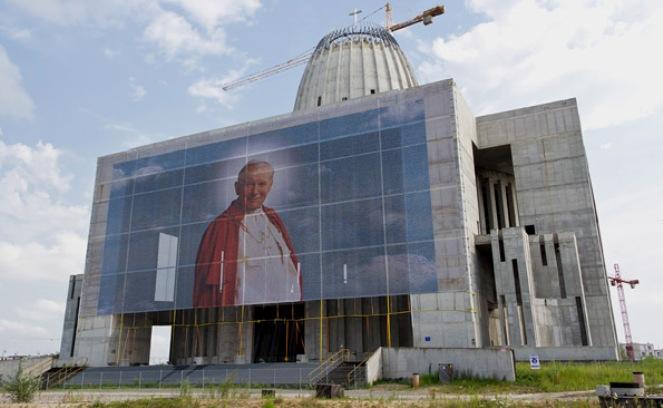 Gigantyczny portret papieża zniknął ze świątyni