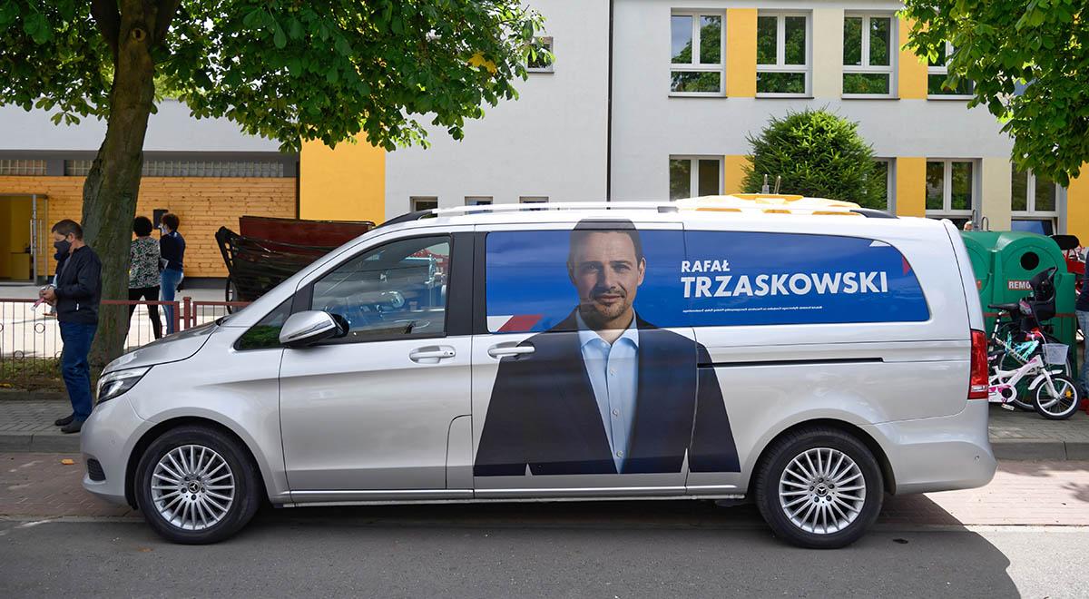 Trzaskowski promuje ekologiczny transport, sam na co dzień jeździ dieslem. "Wymienię, jak będzie mnie stać"