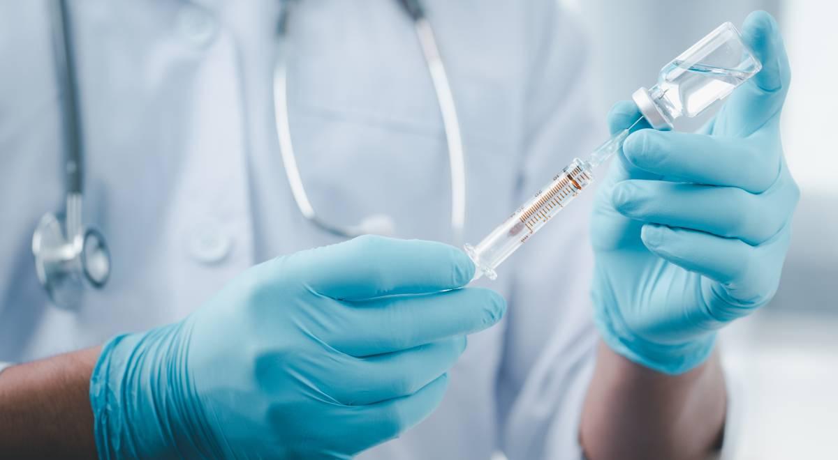NIA: blisko 9 tys. farmaceutów nabyło uprawnienia do wykonywania szczepień przeciw COVID-19