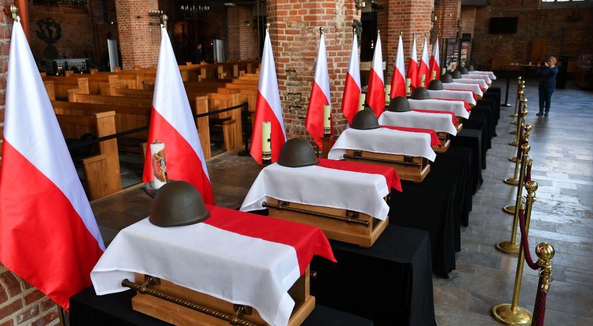 Trumny ze szczątkami obrońców Westerplatte w bazylice św. Brygidy w Gdańsku. Setki osób oddają im hołd