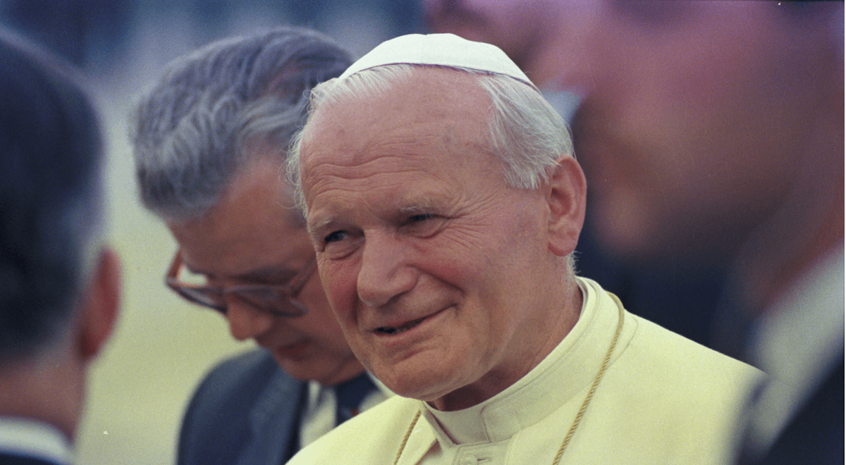 "Ręce precz od Jana Pawła II". Były przewodniczący episkopatu Włoch broni papieża Polaka