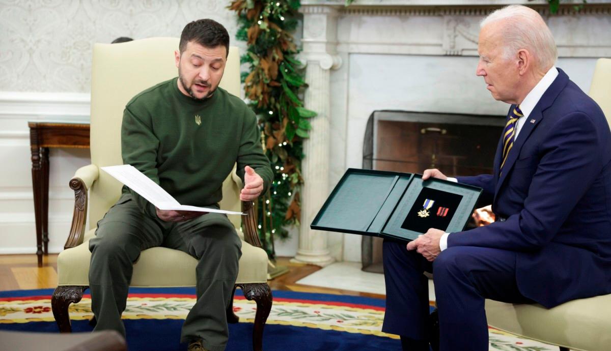 Zełenski przekazał Bidenowi prezent od ukraińskiego żołnierza. "Powiedział, żebym dał to odważnemu prezydentowi"