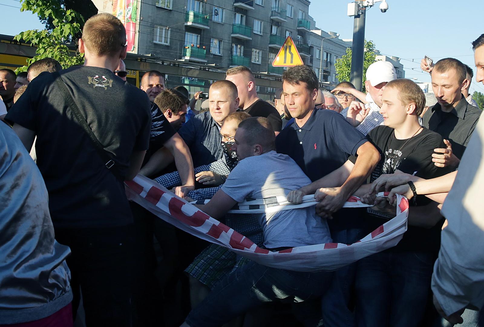 Konfrontacja przeciwników i zwolenników "Klątwy" przed Teatrem Powszechnym w Warszawie 