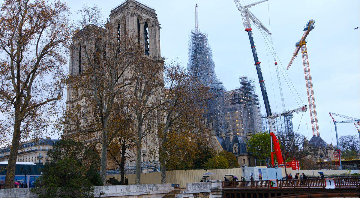 Rekonstrukcja katedry Notre Dame w Paryżu. Na dachu świątyni zamontowano iglicę