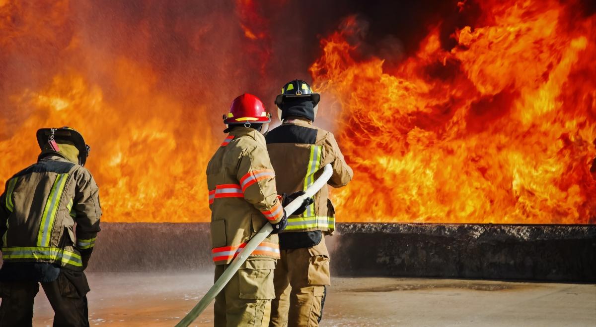 Dolnośląskie: strażacy gaszą pożar na terenie firmy recyklingowej w Jeleniej Górze