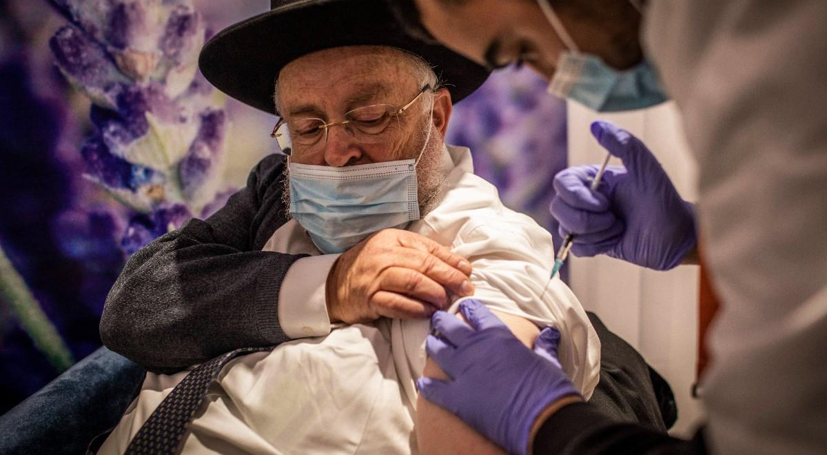 W Izraelu rozpoczęto szczepienia trzecią dawką. Na początku otrzymają ją seniorzy
