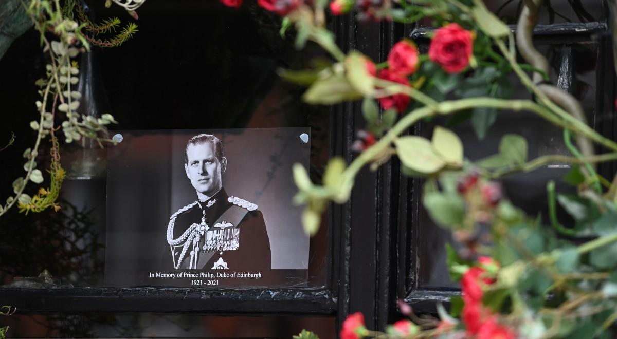 99 uderzeń dzwonów w Opactwie Westminsterskim. Wielka Brytania w żałobie po śmierci księcia Filipa