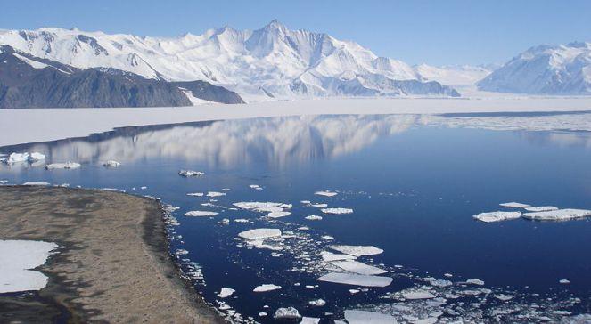 Lody Antarktydy topnieją przez nagrzaną wodę