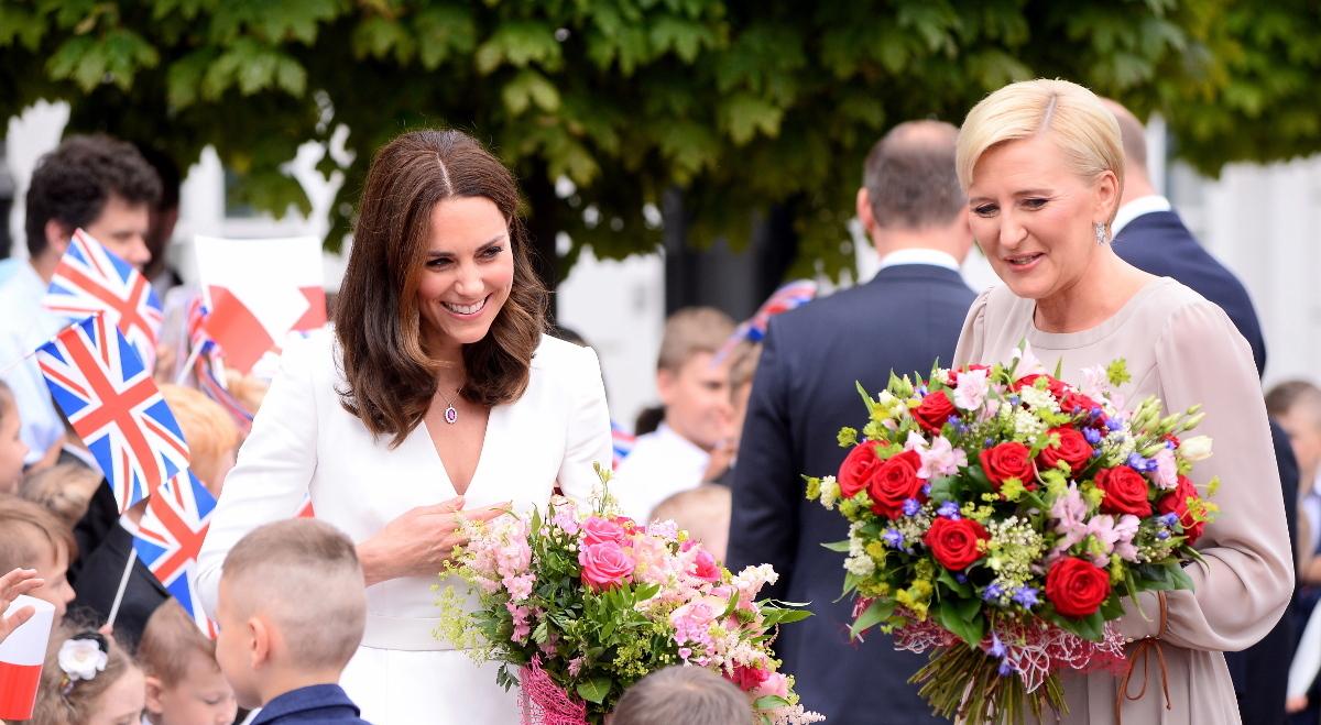 Kwiaty, koronki i suknia polskiej projektantki. Księżna Kate i pierwsza dama – piękniejsza strona dyplomacji