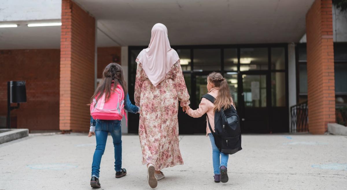 UE forsuje pakt migracyjny. Mer Nicei ostrzega przed muzułmańskimi modlitwami w szkołach
