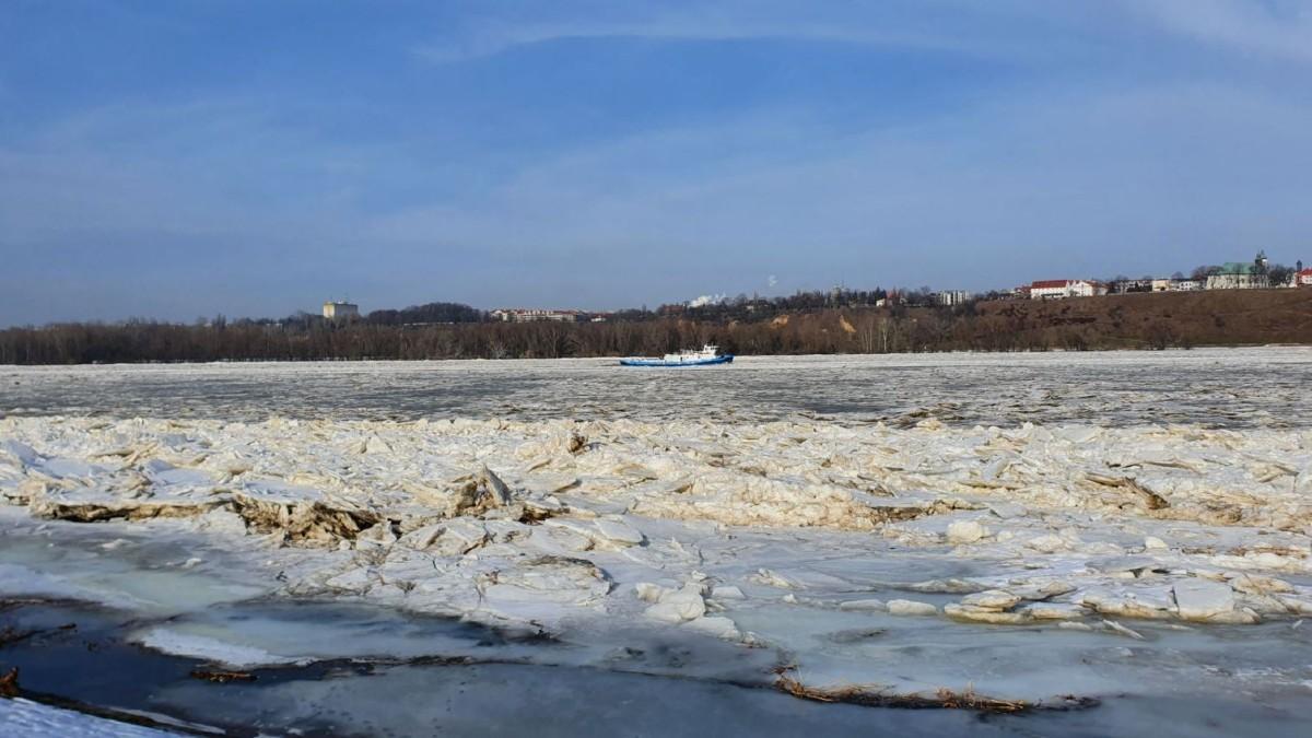 Lód na Wiśle. Lodołamacze udrażniają rzekę, saperzy przeprowadzili rekonesans