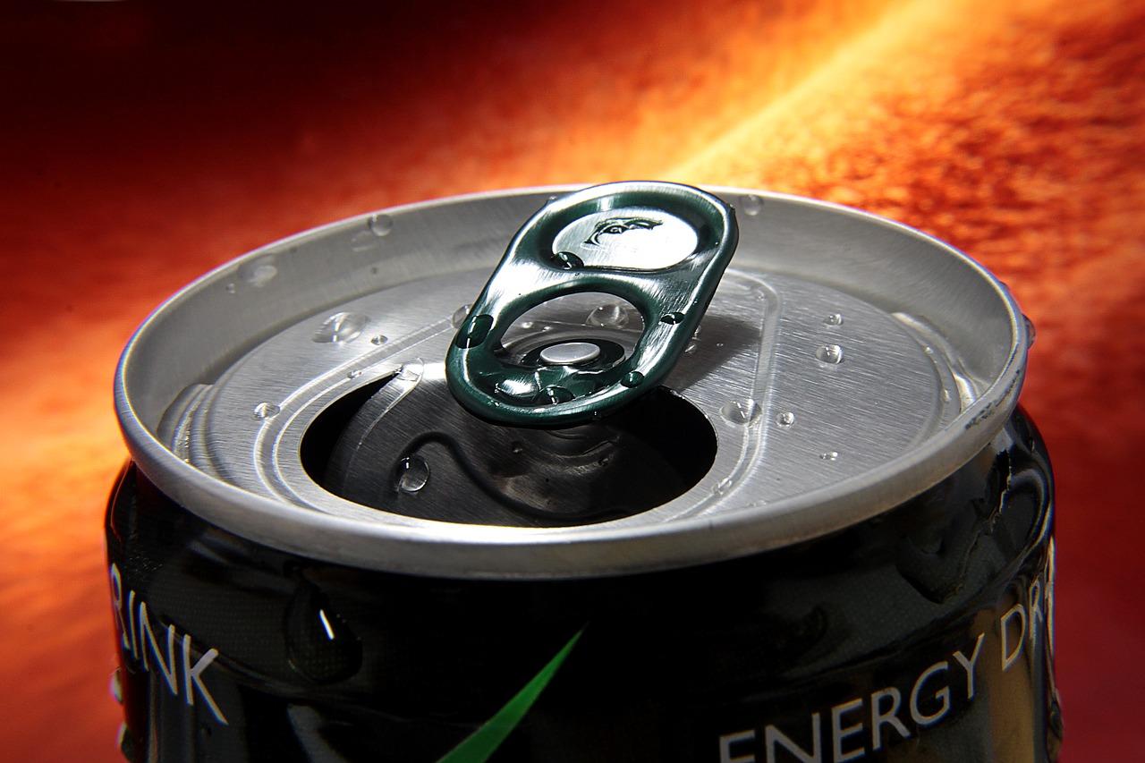 Dodają energii czy szkodzą zdrowiu? Jak działają na nas napoje energetyczne? 