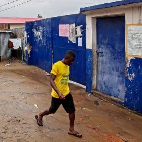 Chorzy na Ebolę uciekli ze szpitala. "Sytuacja może okazać się trudna do opanowania"