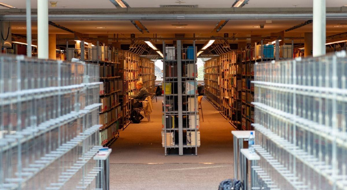 Bibliotekarka z Dęblina wyłudziła ponad 300 tys. złotych na dane czytelników. Usłyszała wyrok