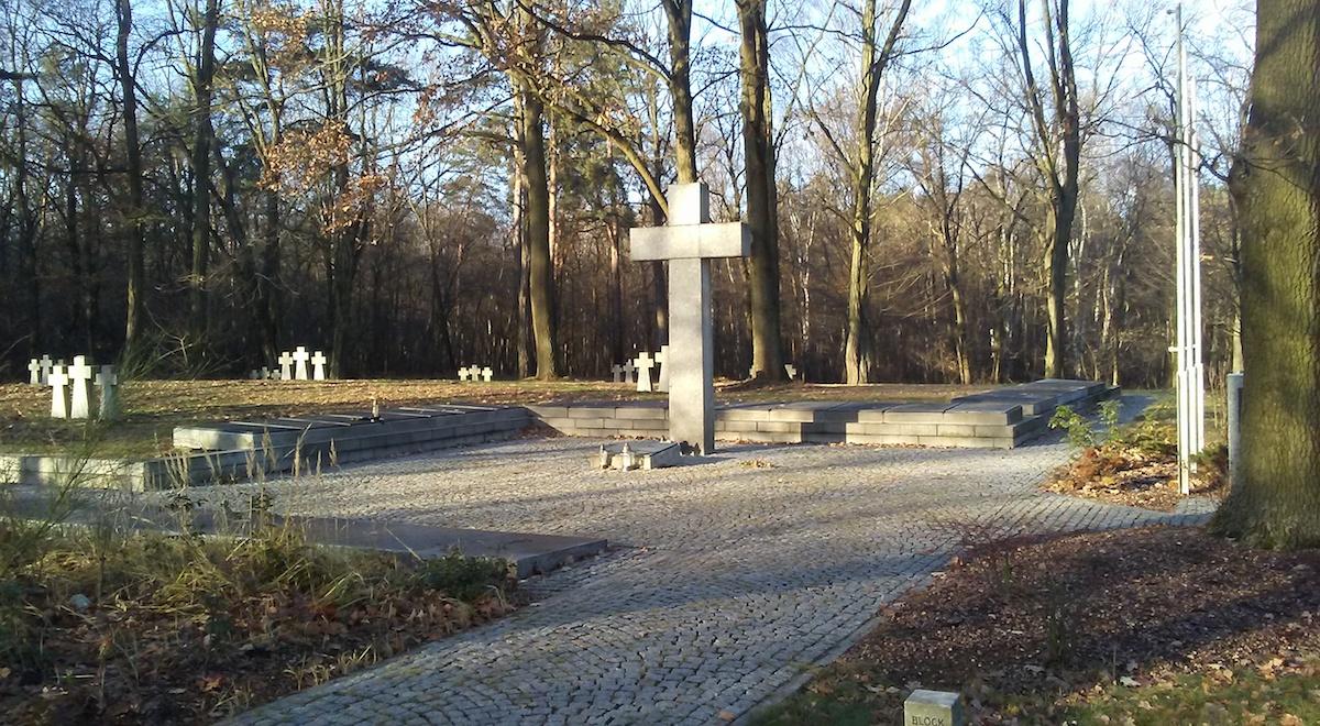 Niemieccy zbrodniarze upamiętnieni na polskim cmentarzu