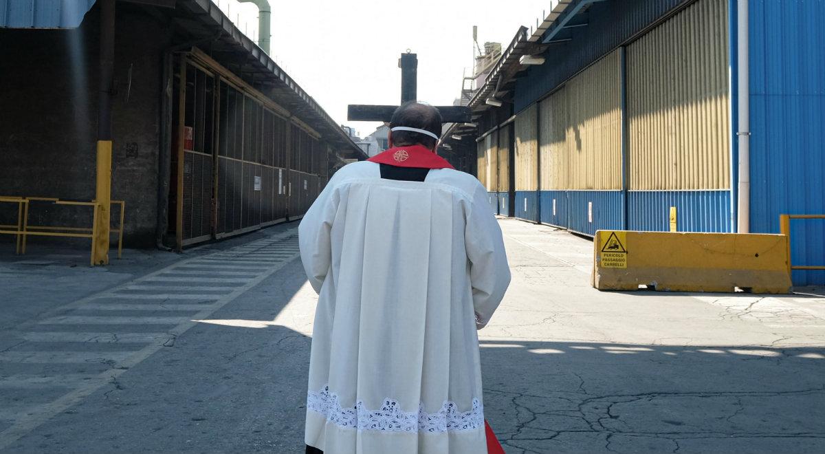 "Nie chcieli zostawić wiernych". We Włoszech od początku epidemii zmarło ponad 100  księży